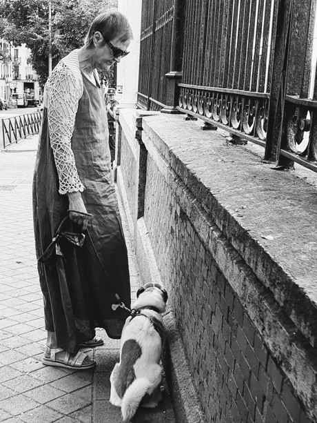 Alta señora de paseo
